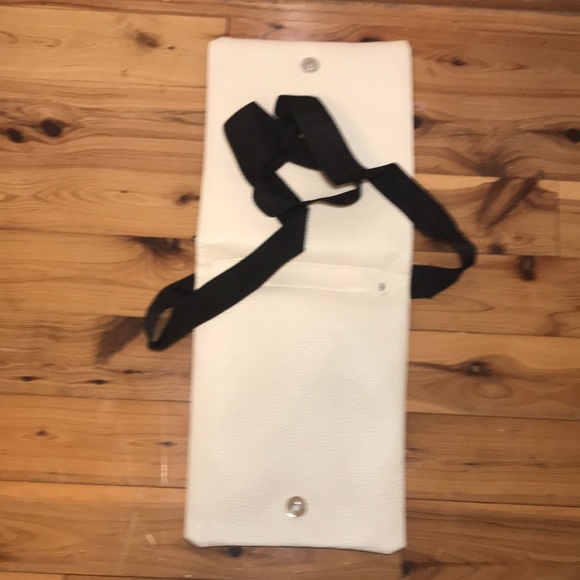 New York Crossbody Purse - Picture 3 of 3